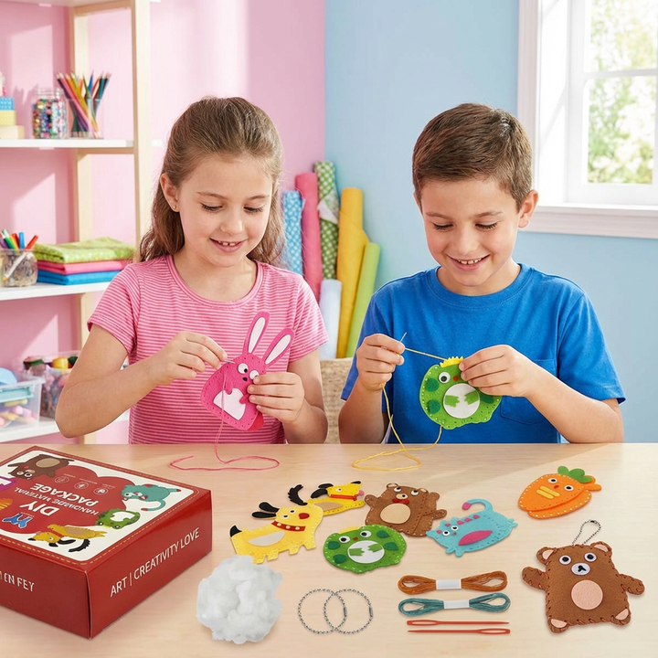 Buntes Filztiere Nähset für Kinder, DIY Handarbeitsprojekt zum Nähen lernen.