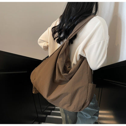 Große Damen Alltagstasche, Crossbody & Schultertasche, in Khaki, mit Reißverschluss & Außentasche.