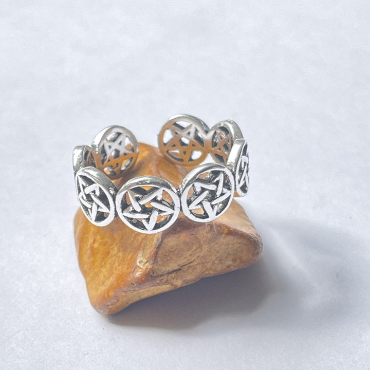 Nahaufnahme eines S925 Silber Pentagramm-Rings, detailreich, für Spiritualität & Schutz geeignet.
