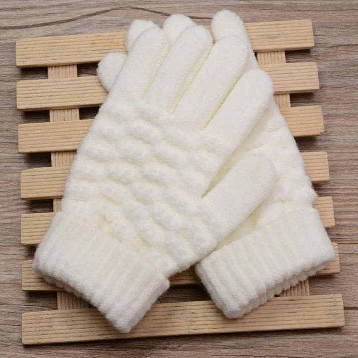 Warme gestrickte Handschuhe für Smartphone-Nutzung im Winter, unisex Design, stilvolles Accessoire.