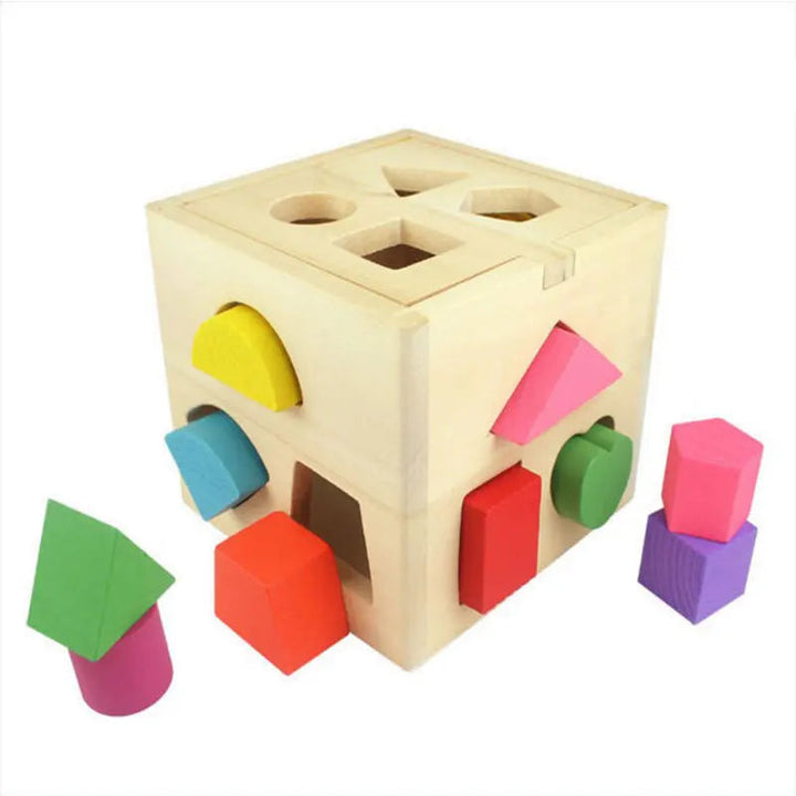 Detailansicht des Montessori Holz-Lernwürfels, zeigt verschiedene geometrische Formen und lebendige Farben.