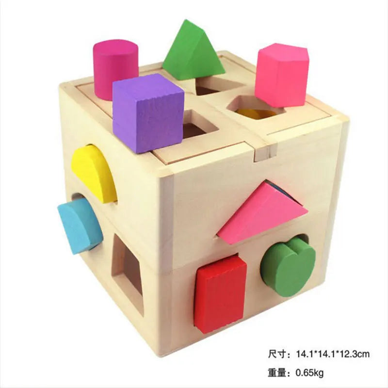 Kleinkind beschäftigt sich mit Montessori Holz-Formenwürfel, umgeben von anderem Lernspielzeug, pädagogisch wertvoll.