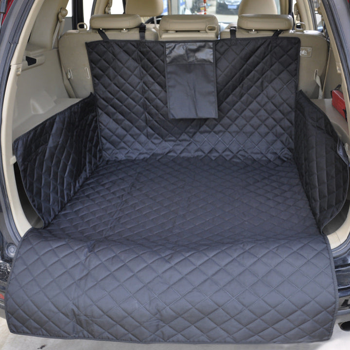 Sicherer Kofferraumschutz für Hunde im SUV. Diese wasserdichte Matte schützt Ihr Auto vor Schmutz, Nässe und Krallenspuren.