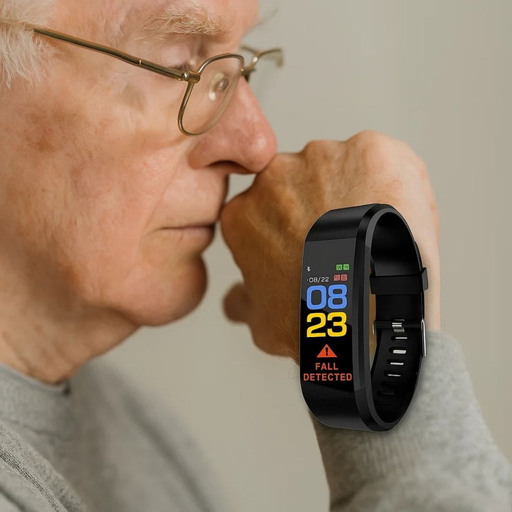 Ältere Person trägt die moderne Senioren-Smartwatch am Handgelenk; sicher verbunden mit Notruffunktion & GPS.