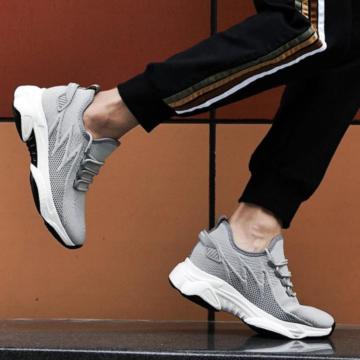 Die MaxLift Boost Herren Sneaker, schwarze Business-Casual-Schuhe, bieten diskrete Höhenerhöhung.