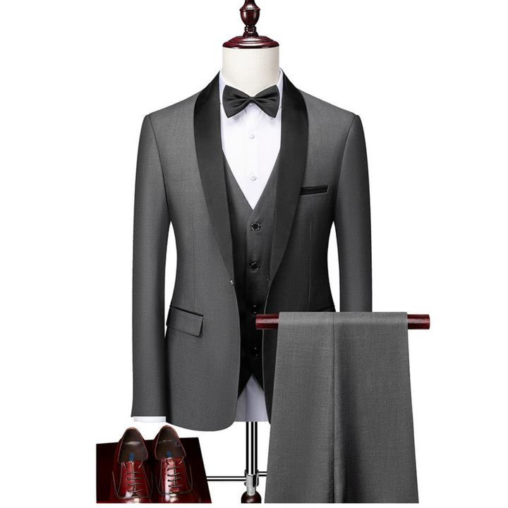 Moderner, stilvoller Herren Dreiteiler Anzug. Sakko, Weste & Hose für einen eleganten, formalen Look.