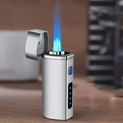 Hochwertiges windfestes Zigarrenfeuerzeug mit Triple Jet Flamme, präzise und effizient. Nachfüllbar und langlebig.