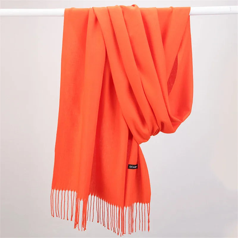 Gemütlicher Damenschal, unifarben. Ein trendiges Accessoire für elegante Winterlooks.