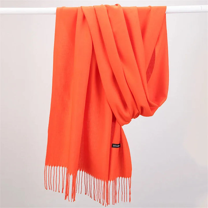 Gemütlicher Damenschal, unifarben. Ein trendiges Accessoire für elegante Winterlooks.