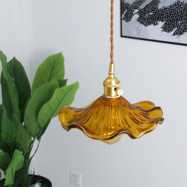 Charmante Hibiskus-Blumenlampe, eine dekorative Pendelleuchte für gemütliche Ecken.