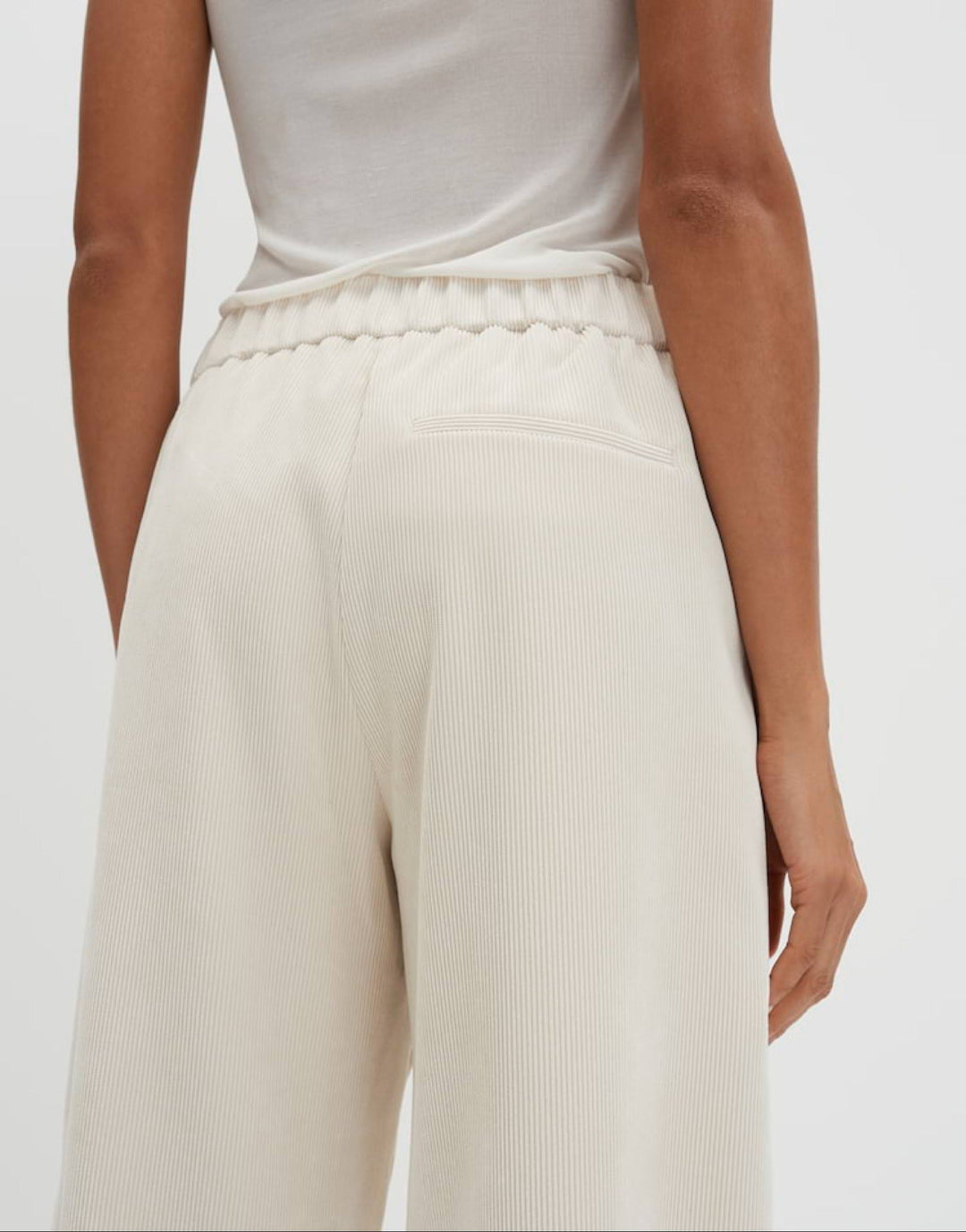 Elegante Damen Stadthose im modernen Barrel Fit, O-Silhouette, Mid Waist, Cropped Länge. Stilvoll & komfortabel.