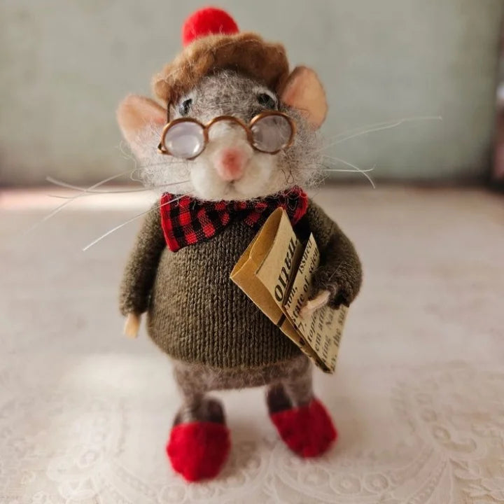 Detailreiche Wollfigur, handgefilzte Maus, ein charmantes Unikat zur festlichen oder alltäglichen Dekoration.