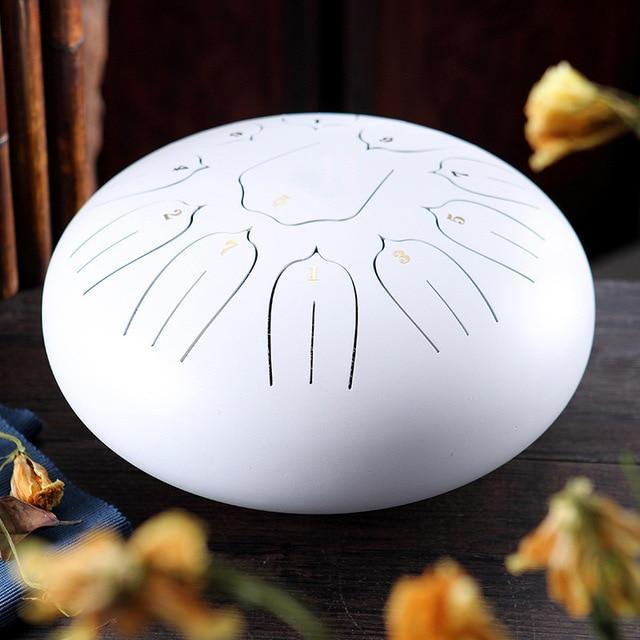 Hände spielen die 15 cm 8-Ton Stahl Zungentrommel für eine tiefe meditative Klangreise & Entspannung.