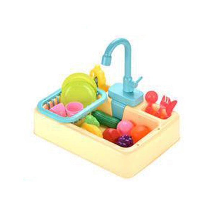 Detailfoto vom Zubehör: Spielgeschirr im Kinder-Spülbecken, bereit für das Wasser-Rollenspiel.
