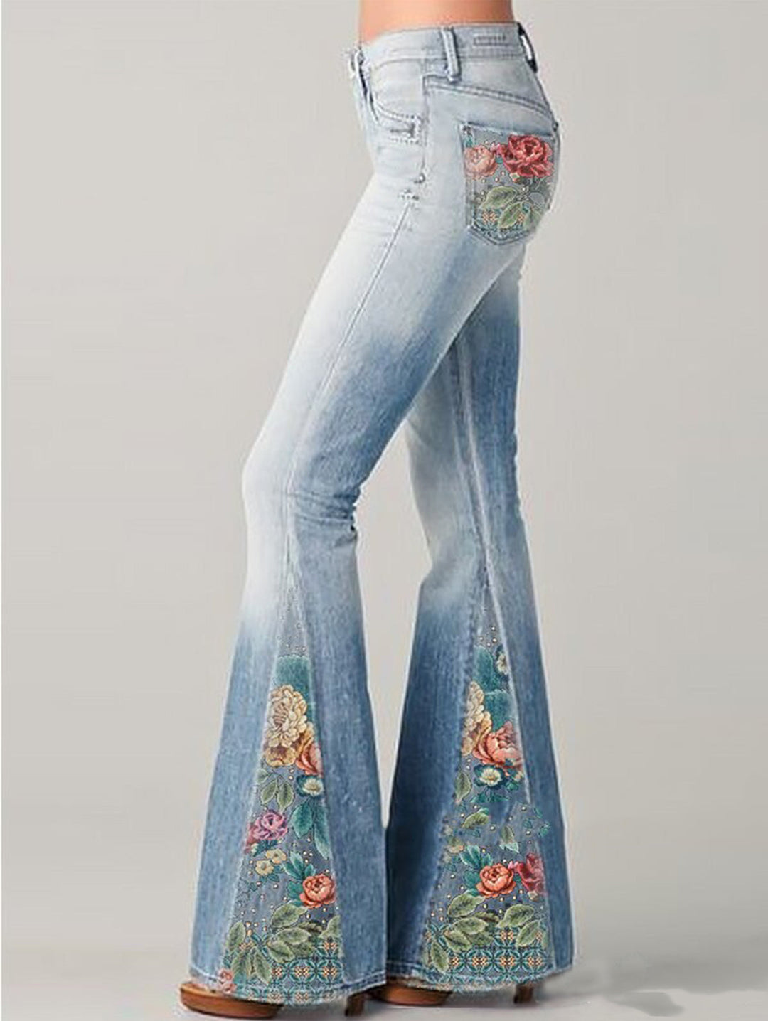 Damen Flared Jeans mit trendigem Blumenprint für einen stilvollen Auftritt. Ideal für Herbstmode & Freizeit.