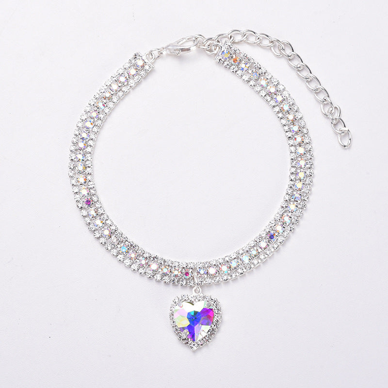 Elegantes Katzenhalsband mit glitzerndem Kristall-Herzanhänger; ideal für Luxus-Katzenzubehör.