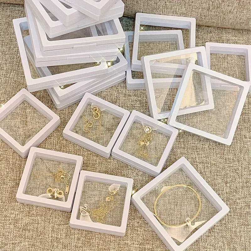 Nahaufnahme: Eine von 10 schwebenden Schmuck-Display-Boxen, transparent zur optimalen Präsentation von Ringen.