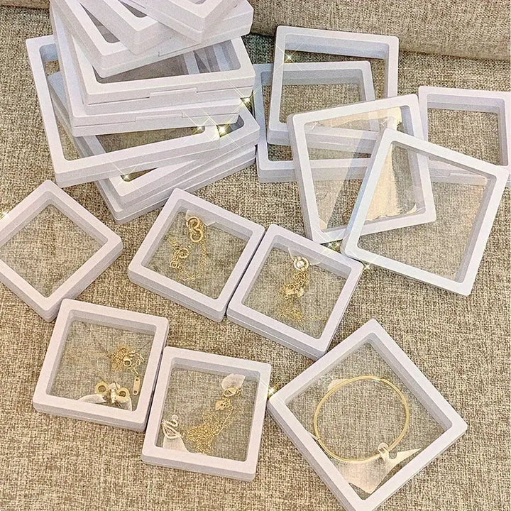 Nahaufnahme: Eine von 10 schwebenden Schmuck-Display-Boxen, transparent zur optimalen Präsentation von Ringen.