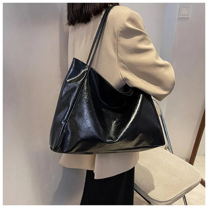 Offene elegante Damen Handtasche, zeigt das geräumige Innenfach für Handy, Geldbörse & mehr.