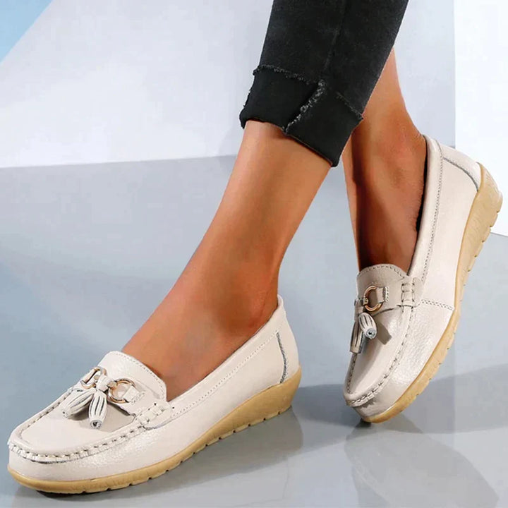 Moderne Damen Mokassins, bequeme & rutschfeste Slipper. Elegante Damenschuhe für Alltag, Freizeit und Sommer.