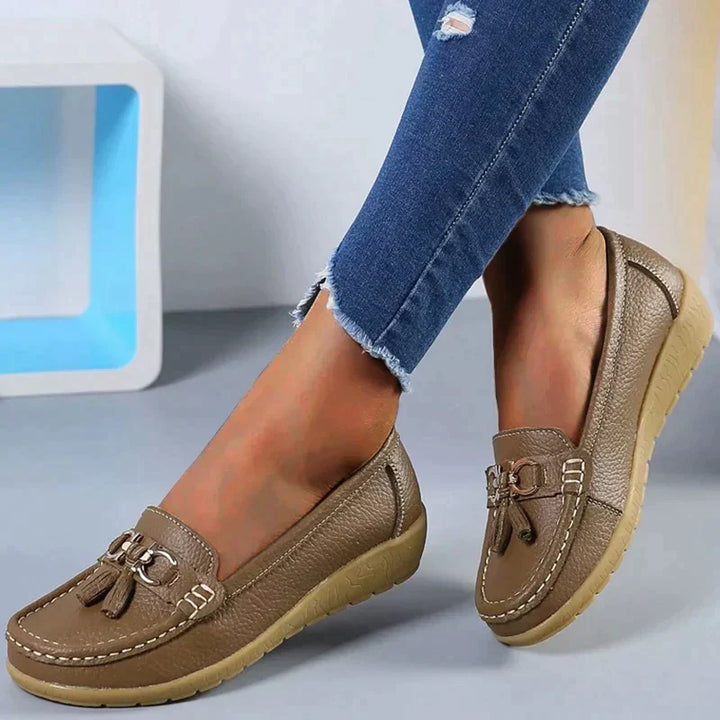 Sichere Damen Mokassins mit rutschfester Sohle. Bequeme Slipper für stabilen Halt im Alltag & in der Freizeit.