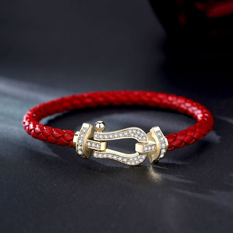 Funkelndes geflochtenes Lederarmband mit glitzernden Kristallen, elegantes Schmuck-Accessoire für das Handgelenk.