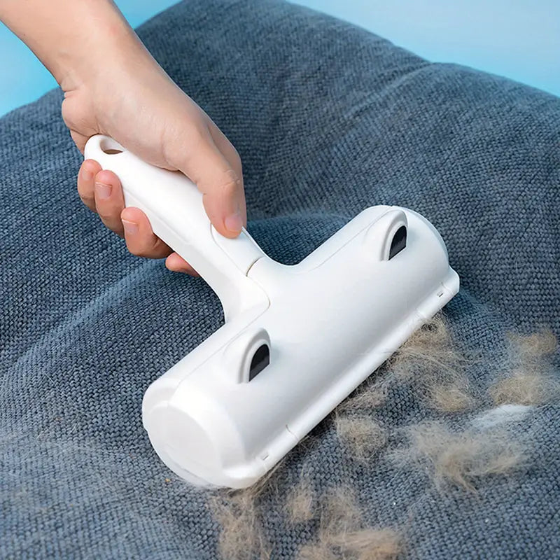 Tierhaarentferner Bürste in Aktion, schnell und einfach Haare von Kleidung und Möbeln entfernen.