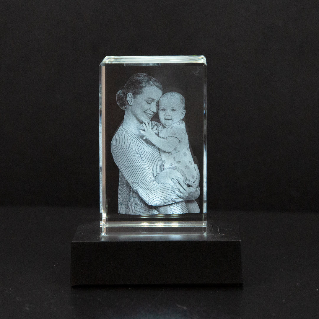 Edler Kristallblock mit persönlicher 2D/3D Foto Gravur und integriertem LED Licht. Ideales personalisiertes Geschenk.