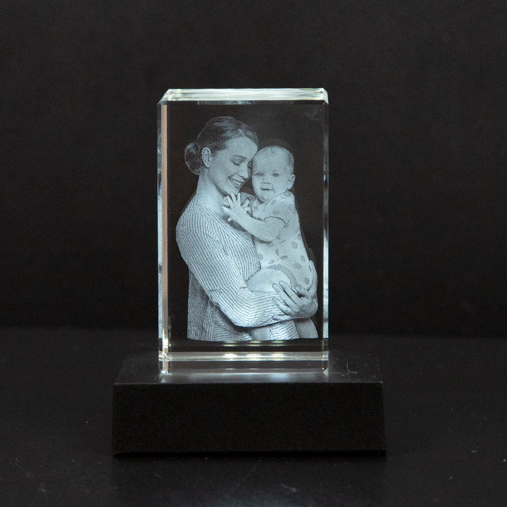 Edler Kristallblock mit persönlicher 2D/3D Foto Gravur und integriertem LED Licht. Ideales personalisiertes Geschenk.