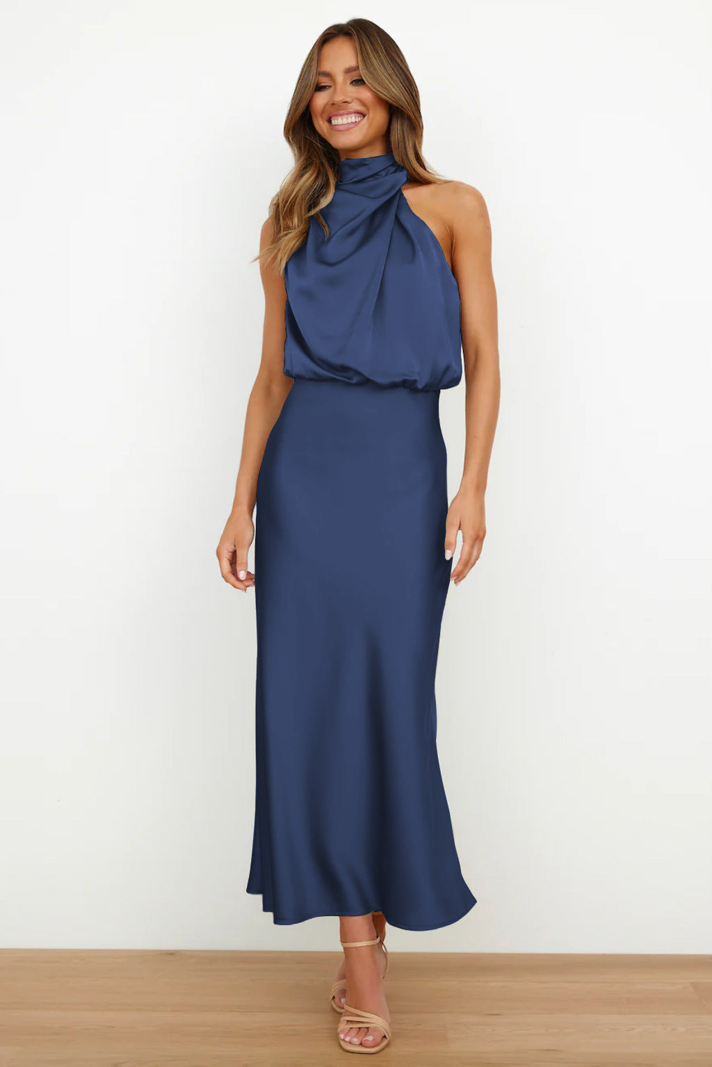 Glamouröses Damen Halterneck Maxikleid, elegantes Abendkleid für unvergessliche Feste.