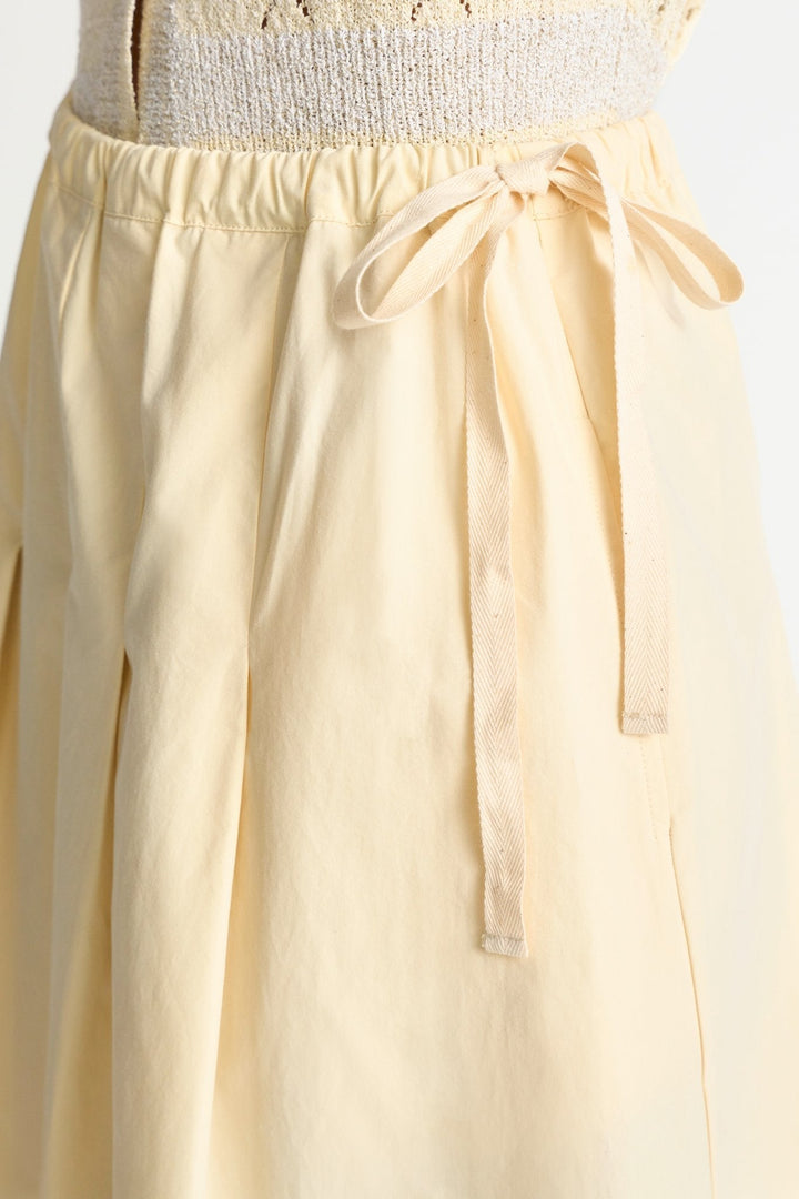 Damen Midi-Faltenrock in A-Linie mit Kellerfalten, eleganter Look für moderne Damenmode.