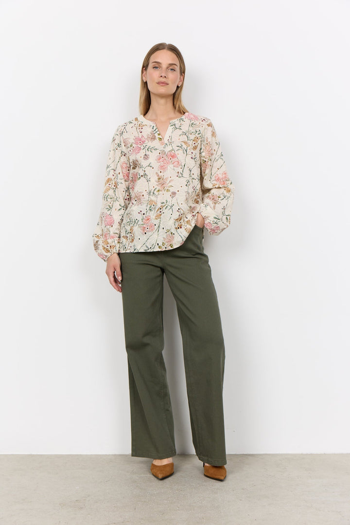 Vielseitige Langarmbluse für Damen mit trendigem Blumenmuster und V-Ausschnitt. Perfekt für den Frühling.
