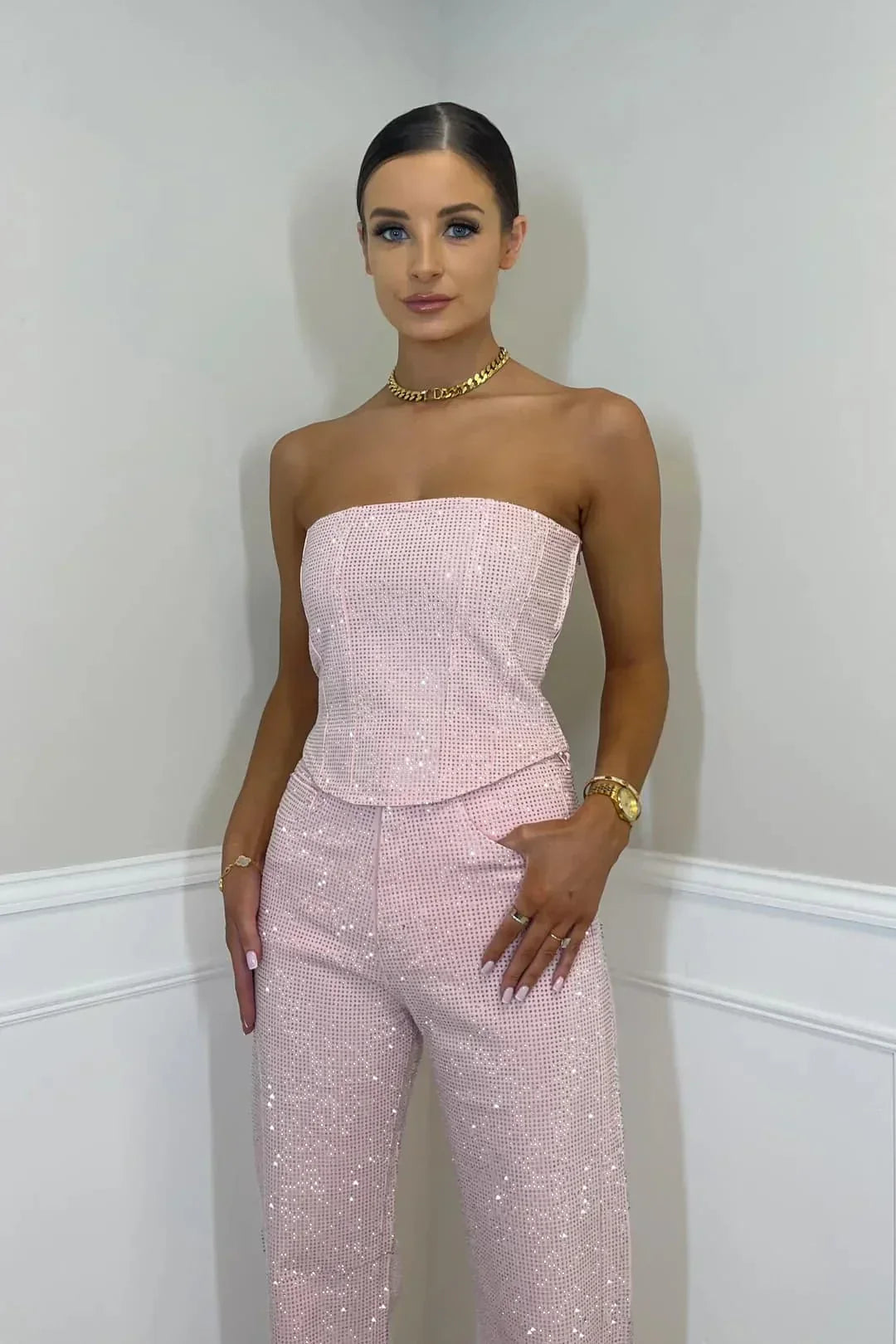 Glamouröses Damen Hosenset mit glitzernder High-Waist-Jeans und passendem Sommer-Top.
