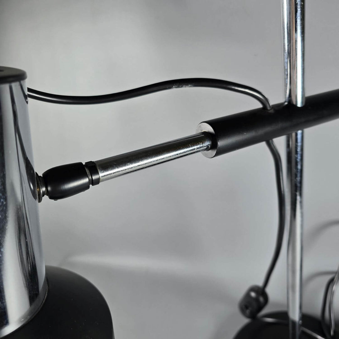Weiße, verstellbare Metall-Tischlampe; minimalistisches Design & flexible Beleuchtung für jeden Raum.
