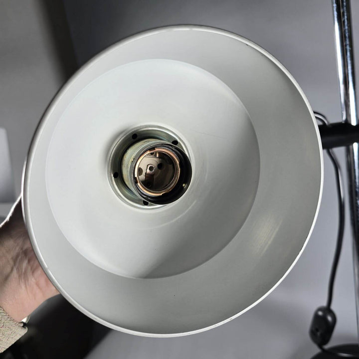 Stilvolle Leselampe im Wohnzimmer, verstellbar; gemütliche Beleuchtung mit schwenkbarem Metallschirm.