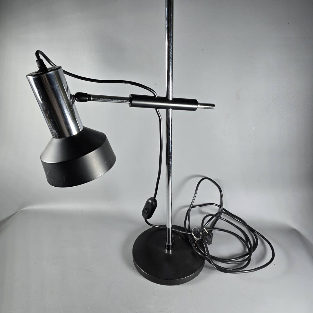 Verstellbare Metall-Leselampe für blendfreie Beleuchtung am Schreibtisch; flexibles Design für Komfort.