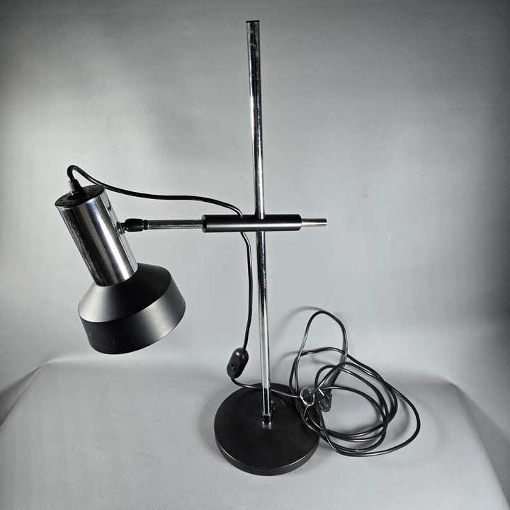 Verstellbare Metall-Tischlampe für Schreibtisch & Leseecke; flexibles Retro-Design, ideal für Büro & Wohnzimmer.