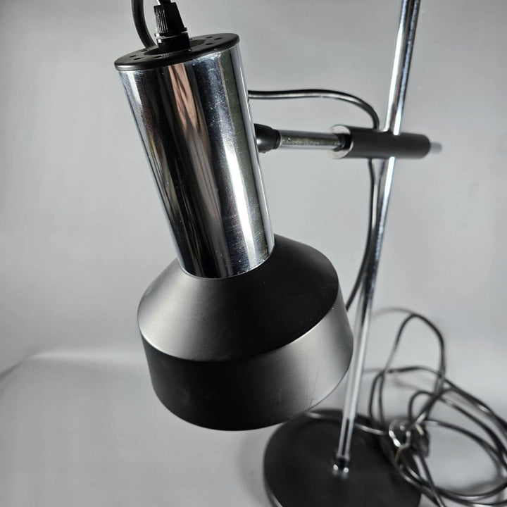 Flexible Schreibtischlampe aus Metall, verstellbarer Arm & schwenkbarer Schirm; moderne Leselampe.