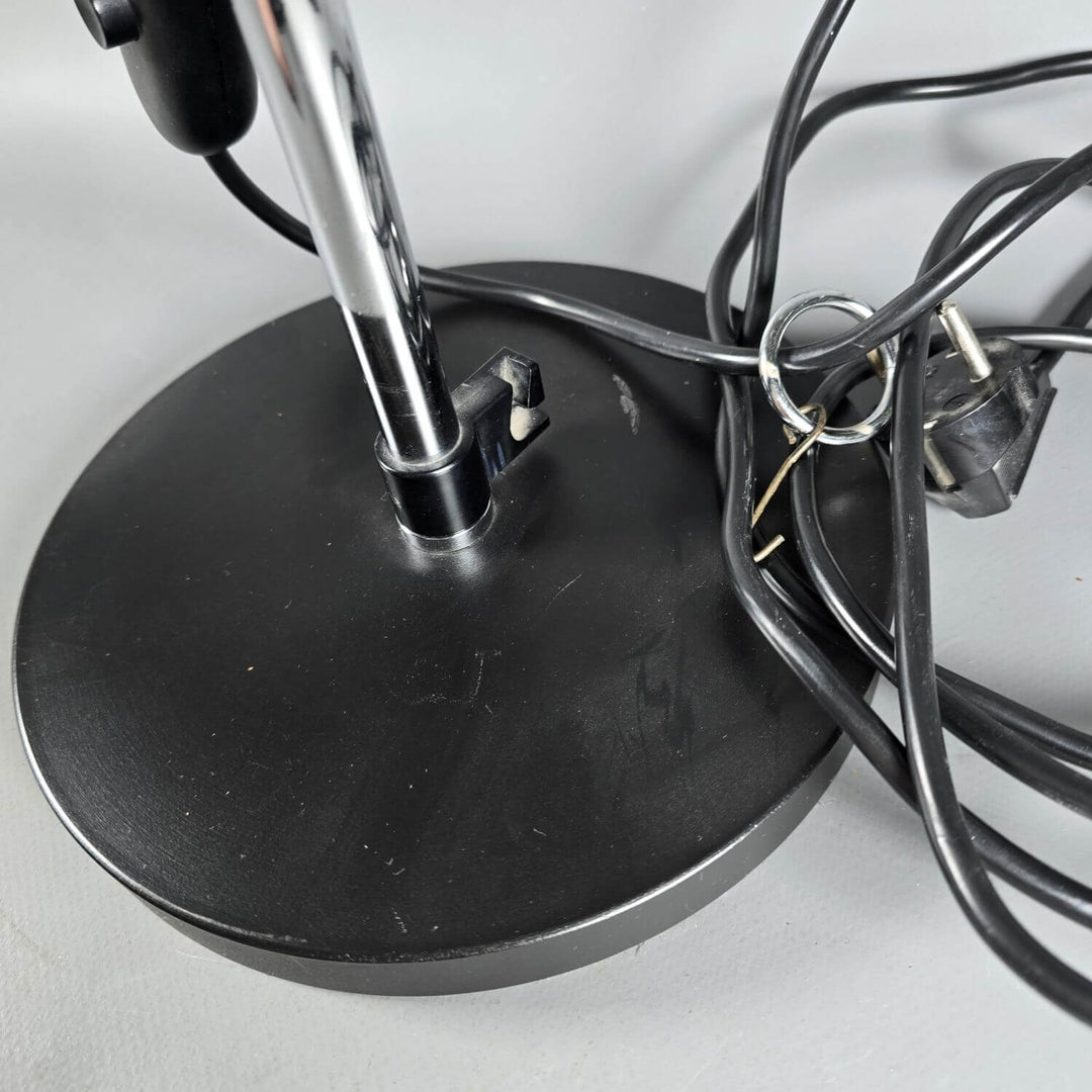 Elegante Metall-Tischlampe im Retro-Design mit mattem Finish; schwenkbare Beleuchtung für Arbeitsplatz.