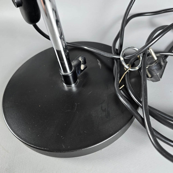 Elegante Metall-Tischlampe im Retro-Design mit mattem Finish; schwenkbare Beleuchtung für Arbeitsplatz.