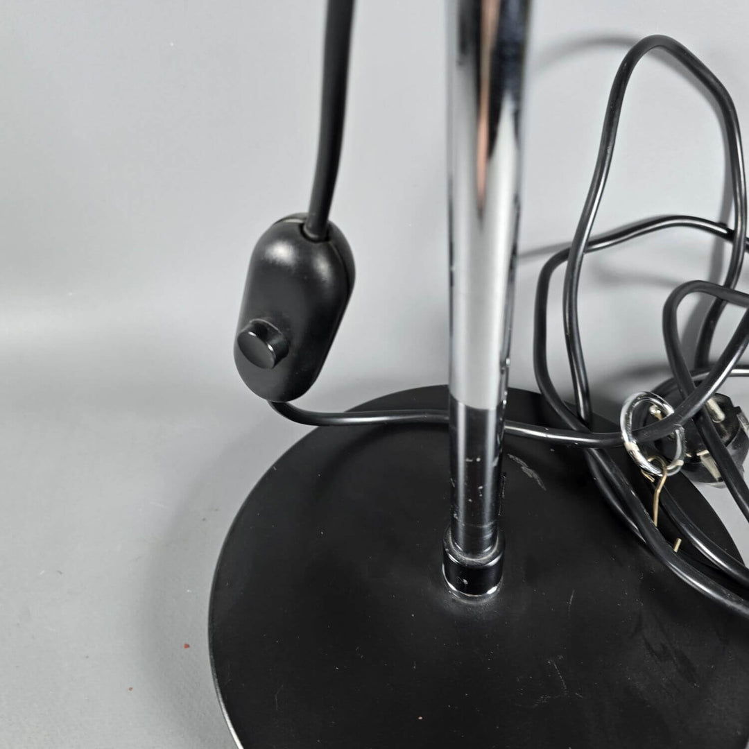 Schwarze verstellbare Metall-Tischlampe, perfekt für das Büro; gezielte Beleuchtung am Schreibtisch.