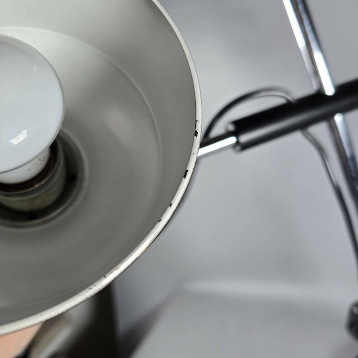 Detailansicht: Verstellbarer Arm und Gelenke der schwarzen Metall-Schreibtischlampe; hohe Flexibilität.