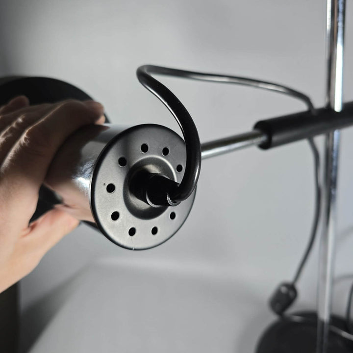 Stabiler runder Metallfuß der verstellbaren Tischlampe; robustes Design für Büro & Leselampe.
