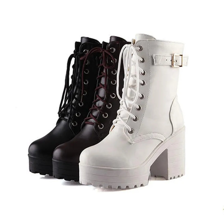 Detailaufnahme der Schnürstiefel Luna: robuste Profilsohle, Schnallen-Details. Stylische Damen-Freizeitstiefel.