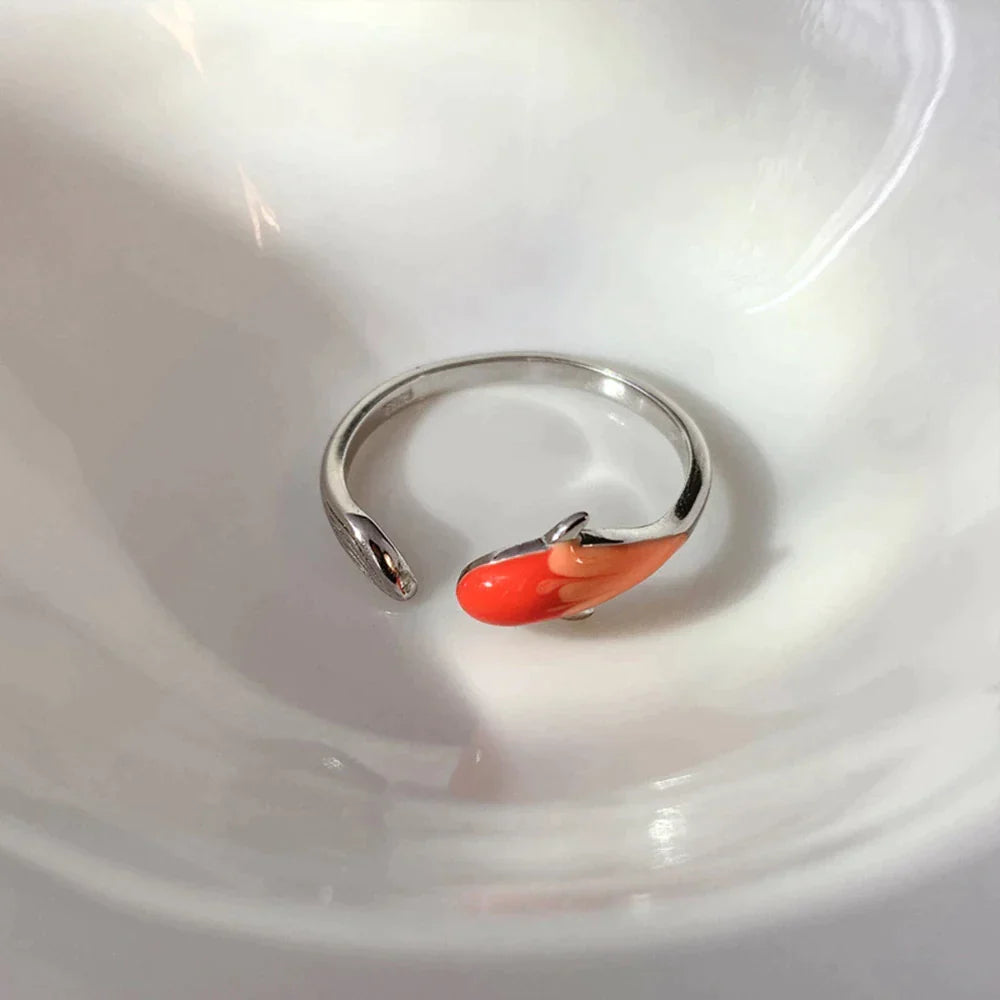 Glücksring Roter Koi: Unisex Silberring mit detailreichem Roten Koi Fisch, Symbol für Wohlstand, Erfolg & Glück.