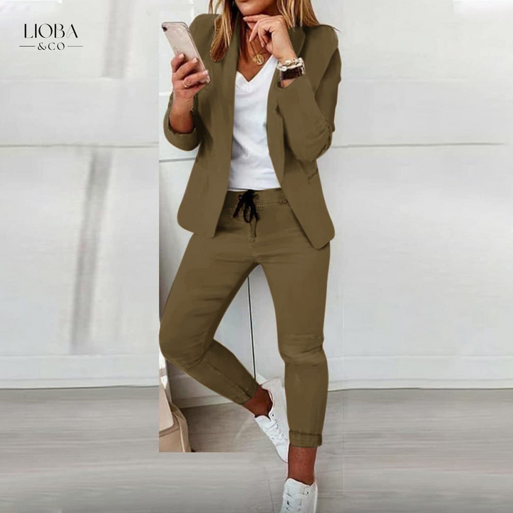 Moderner Damen Hosenanzug 2-Teiler. Eleganter Schnitt für stilvolle Business- und Freizeit-Outfits.
