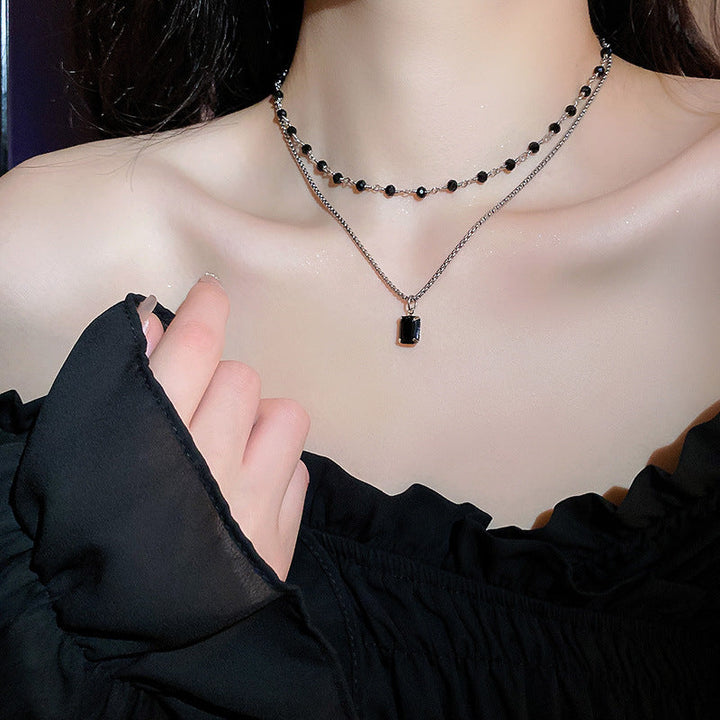 Elegante Damen Silber Doppelkette mit glänzenden schwarzen Perlen; ein stilvolles Accessoire und Damenschmuck.