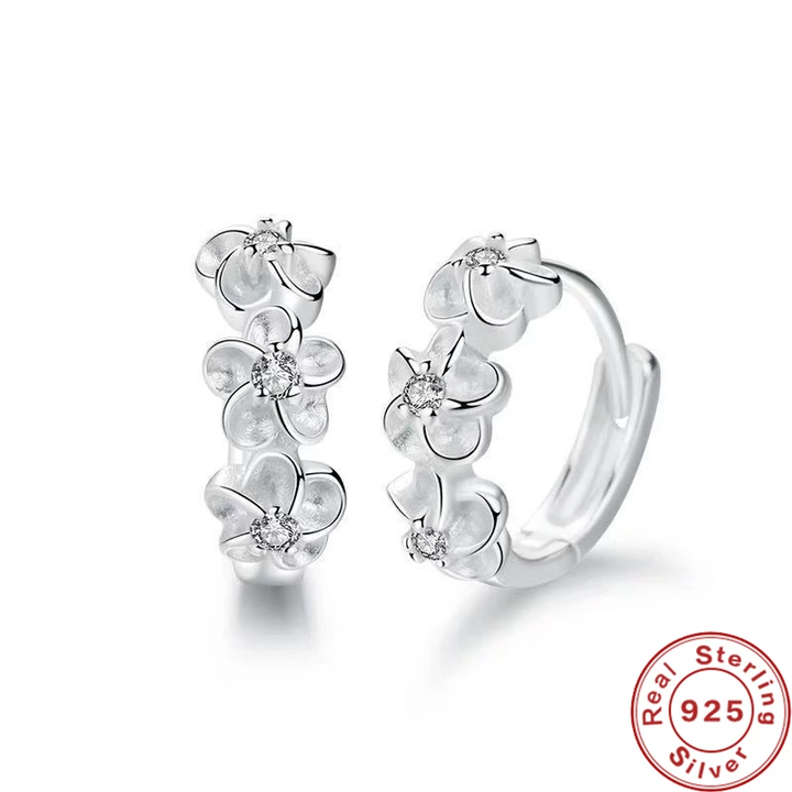 Elegante Damen Silberohrringe mit filigranen Blumenanhängern aus Sterlingsilber, perfekt für jeden Anlass.