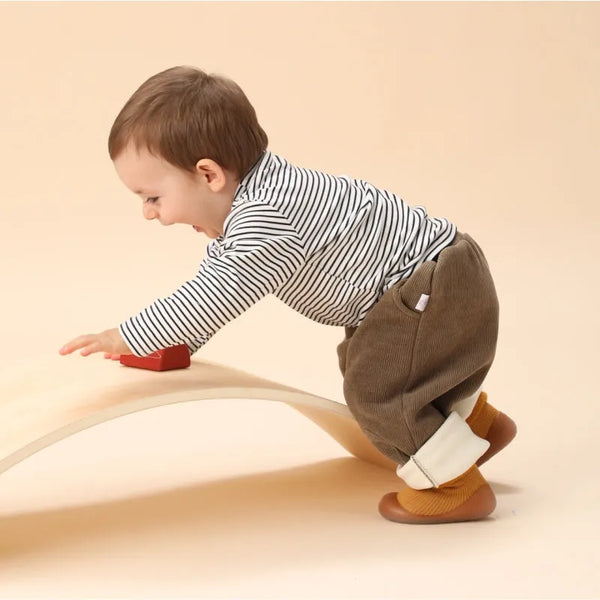 Flexible Kinderschuhe als Sockenschuhe, warm und sicher für die ersten Schritte.