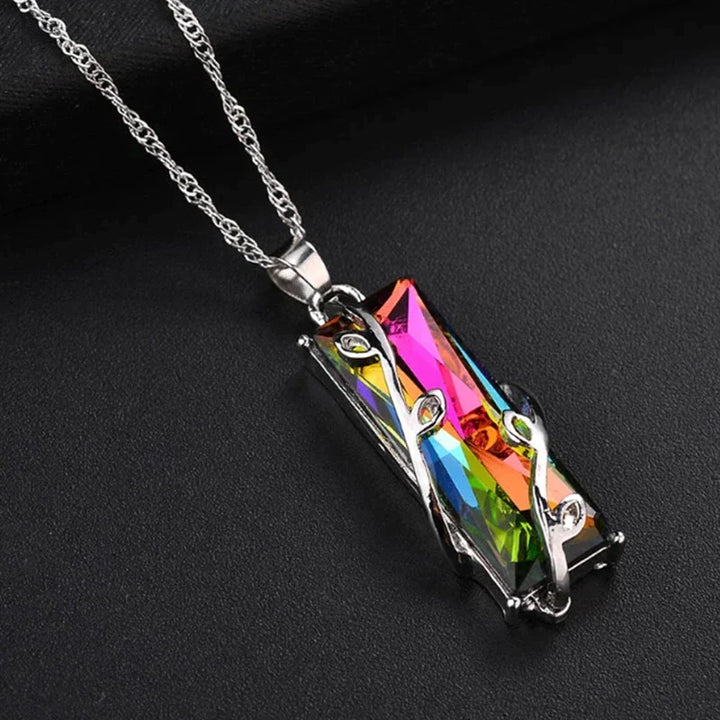 Damen Lebensbaum Halskette mit rechteckigem Anhänger und funkelnden Regenbogenkristallen, symbolisch.